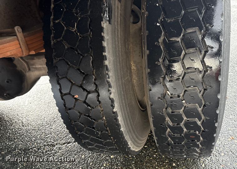 image for item DT2774 2005 International 4300 box truck