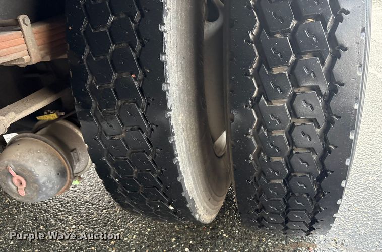 image for item DT2774 2005 International 4300 box truck