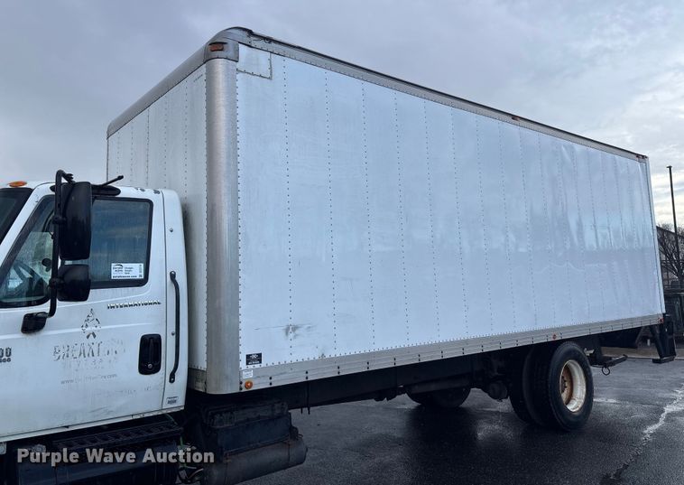 image for item DT2774 2005 International 4300 box truck