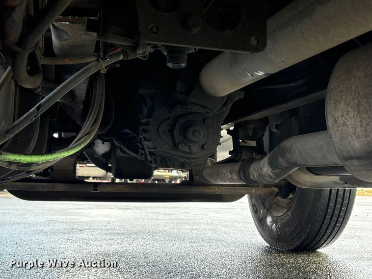 image for item DT2774 2005 International 4300 box truck