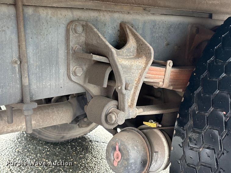 image for item DT2774 2005 International 4300 box truck