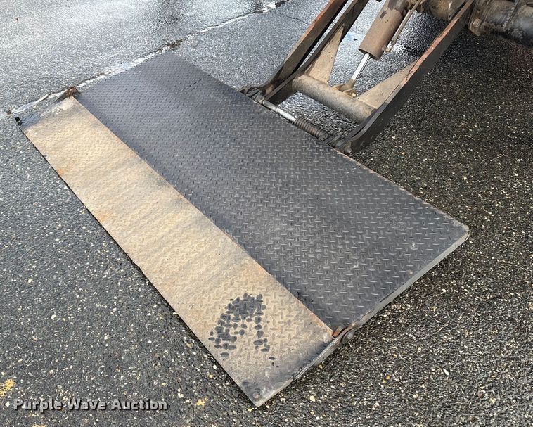 image for item DT2774 2005 International 4300 box truck