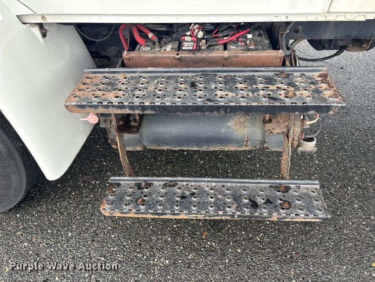 image for item DT2776 2015 International 4300 box truck