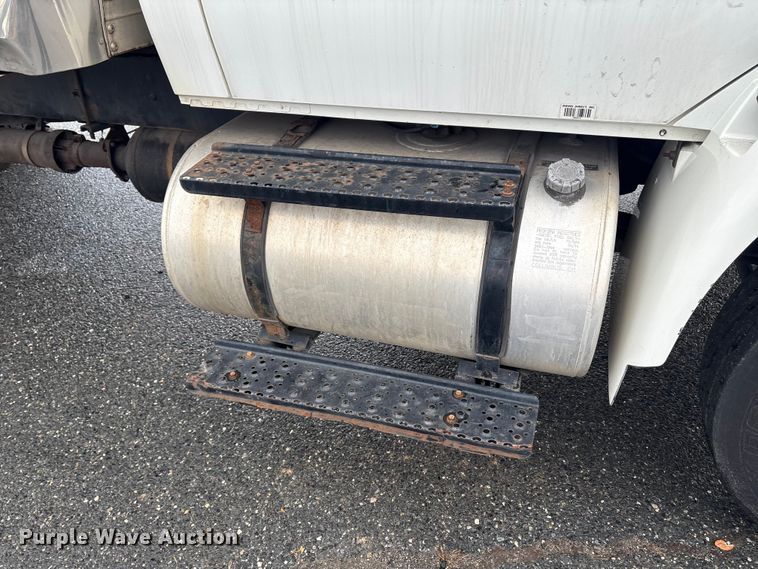 image for item DT2776 2015 International 4300 box truck