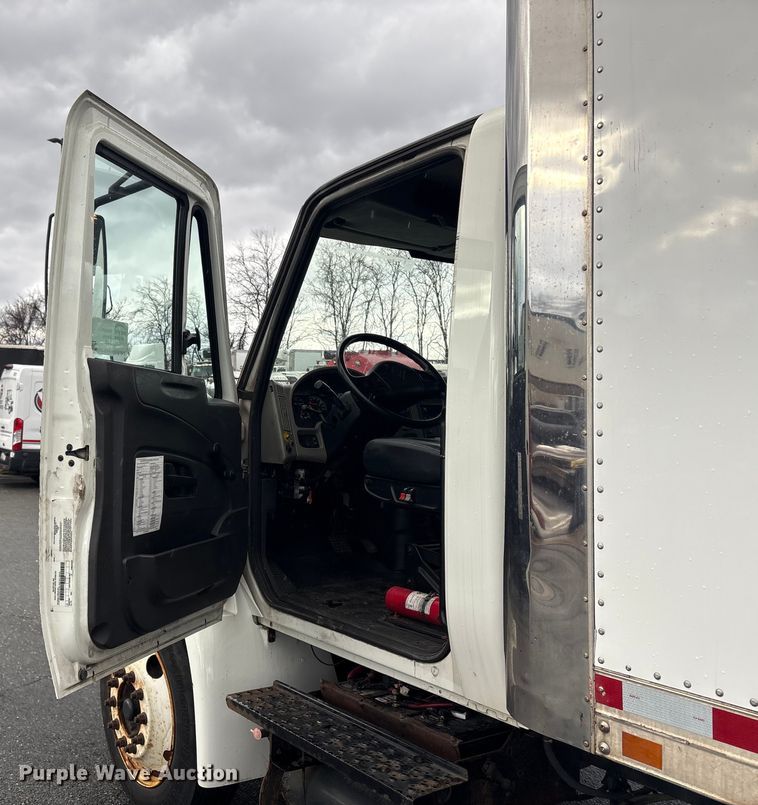 image for item DT2776 2015 International 4300 box truck
