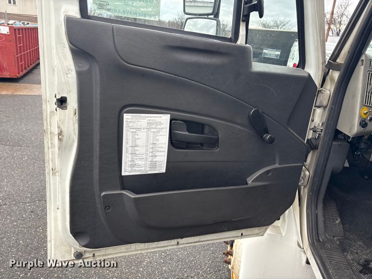 image for item DT2776 2015 International 4300 box truck