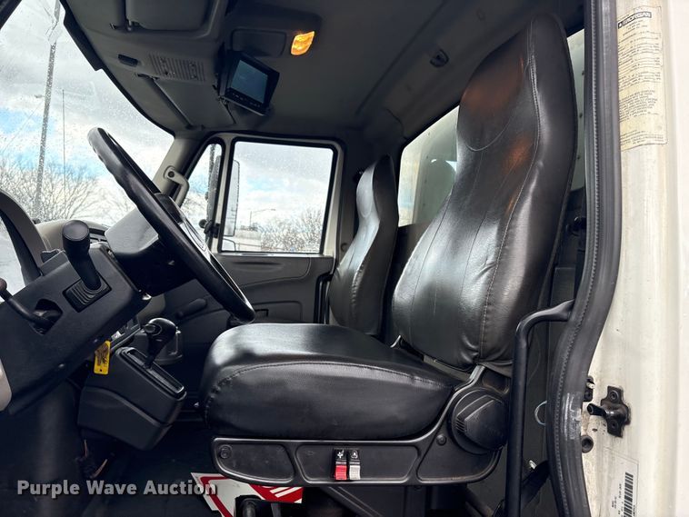 image for item DT2776 2015 International 4300 box truck