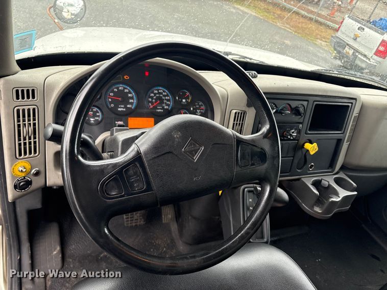 image for item DT2776 2015 International 4300 box truck