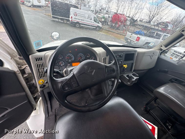 image for item DT2776 2015 International 4300 box truck