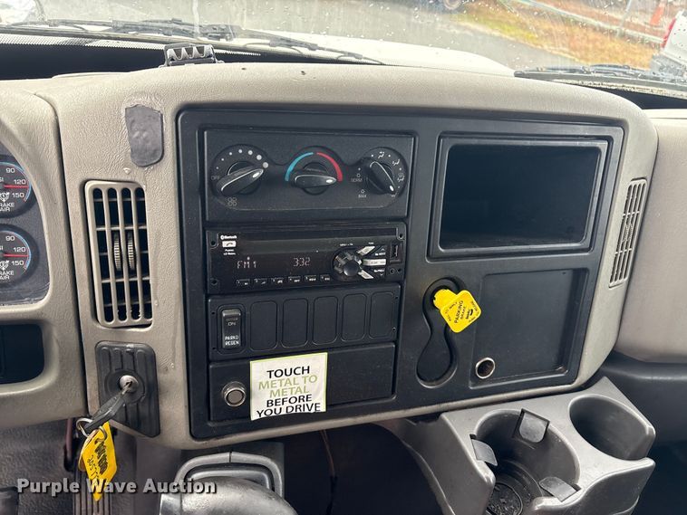 image for item DT2776 2015 International 4300 box truck