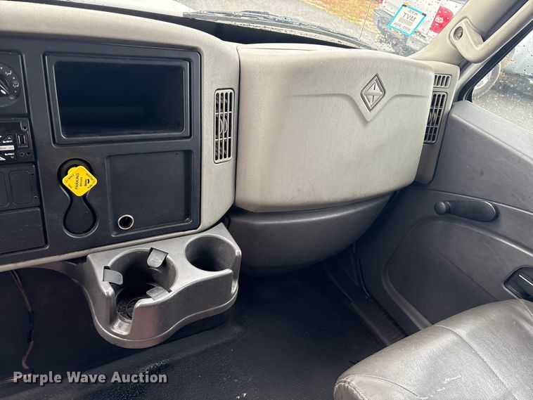 image for item DT2776 2015 International 4300 box truck