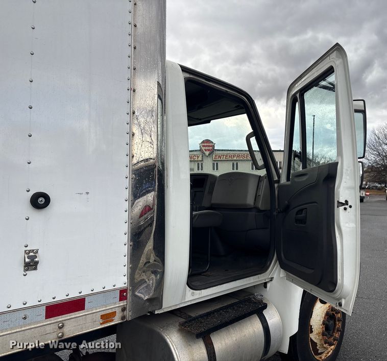 image for item DT2776 2015 International 4300 box truck