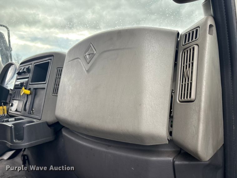 image for item DT2776 2015 International 4300 box truck