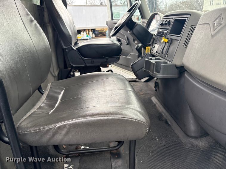 image for item DT2776 2015 International 4300 box truck