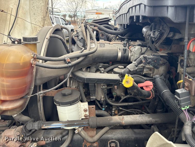 image for item DT2776 2015 International 4300 box truck