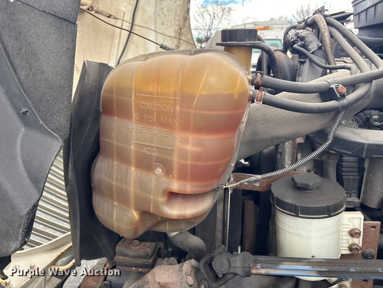 image for item DT2776 2015 International 4300 box truck