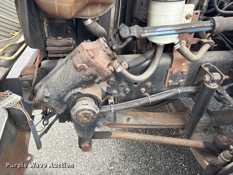 image for item DT2776 2015 International 4300 box truck