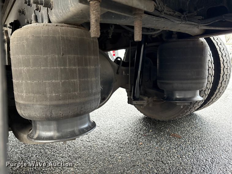 image for item DT2776 2015 International 4300 box truck