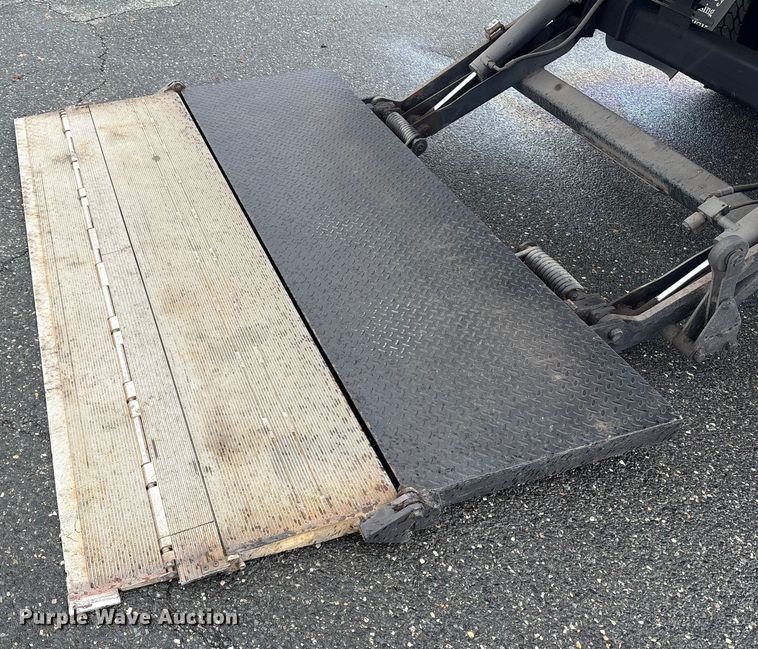 image for item DT2776 2015 International 4300 box truck