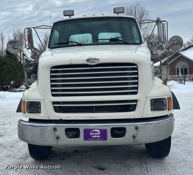 image for item DT6494 1999 Sterling L9513 roll-off container truck