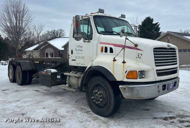 image for item DT6494 1999 Sterling L9513 roll-off container truck