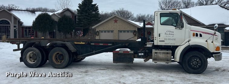 image for item DT6494 1999 Sterling L9513 roll-off container truck