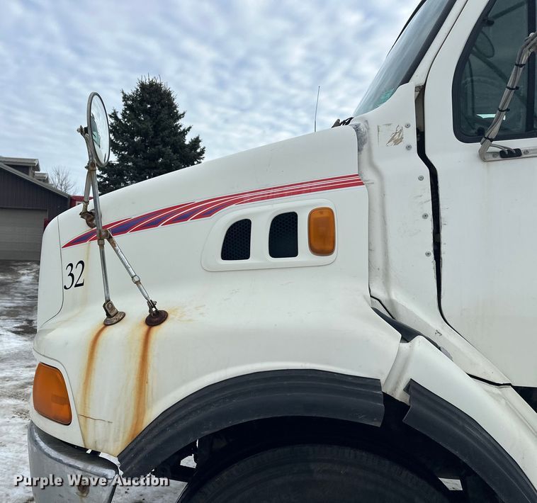 image for item DT6494 1999 Sterling L9513 roll-off container truck