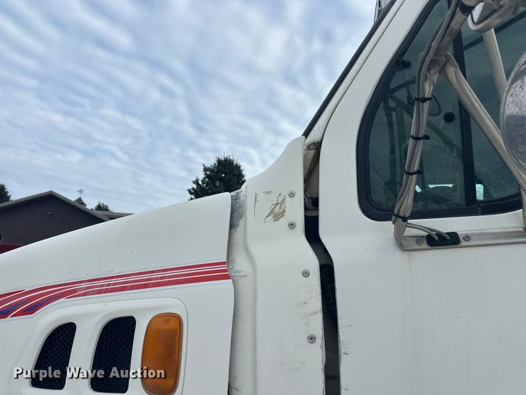 image for item DT6494 1999 Sterling L9513 roll-off container truck