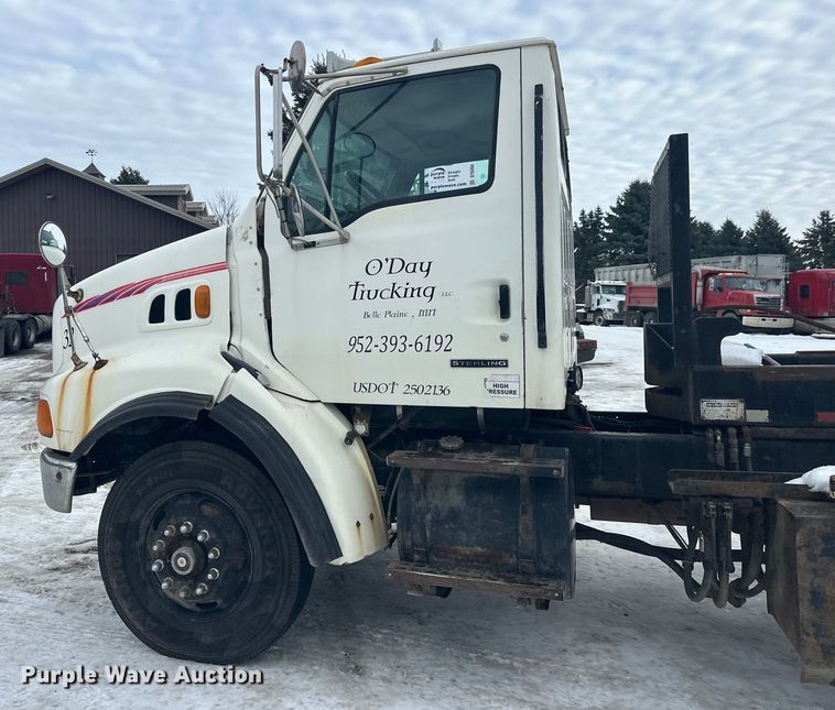 image for item DT6494 1999 Sterling L9513 roll-off container truck