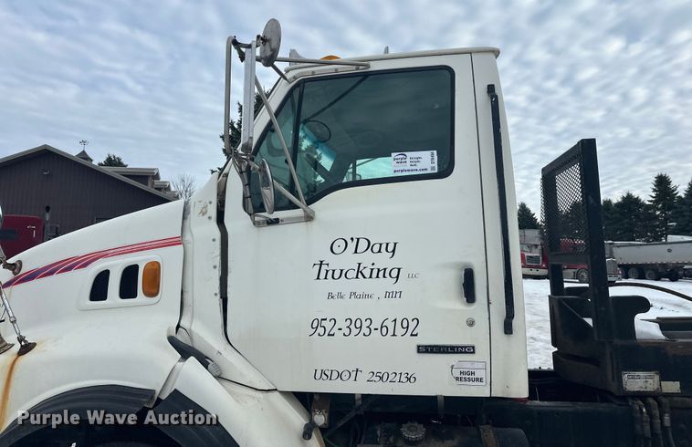 image for item DT6494 1999 Sterling L9513 roll-off container truck