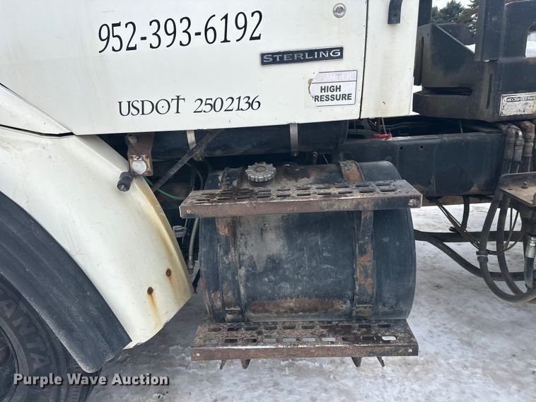 image for item DT6494 1999 Sterling L9513 roll-off container truck