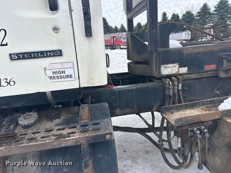 image for item DT6494 1999 Sterling L9513 roll-off container truck