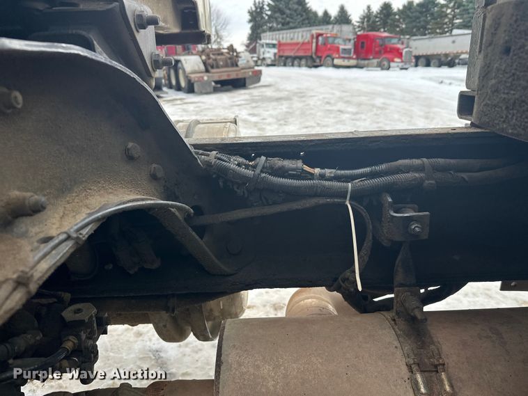 image for item DT6494 1999 Sterling L9513 roll-off container truck