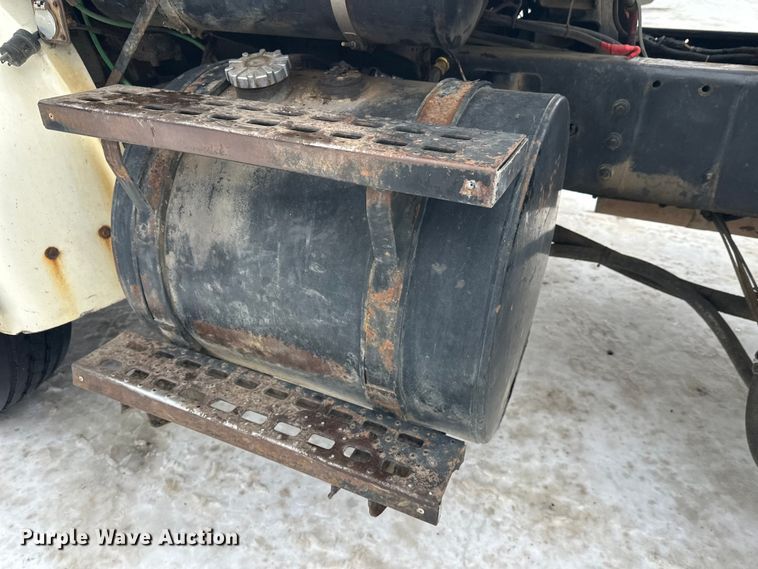 image for item DT6494 1999 Sterling L9513 roll-off container truck