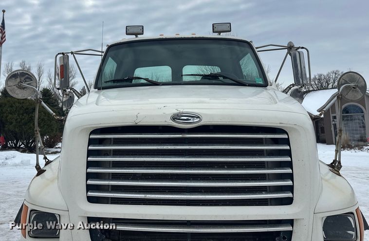 image for item DT6494 1999 Sterling L9513 roll-off container truck