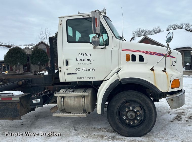 image for item DT6494 1999 Sterling L9513 roll-off container truck