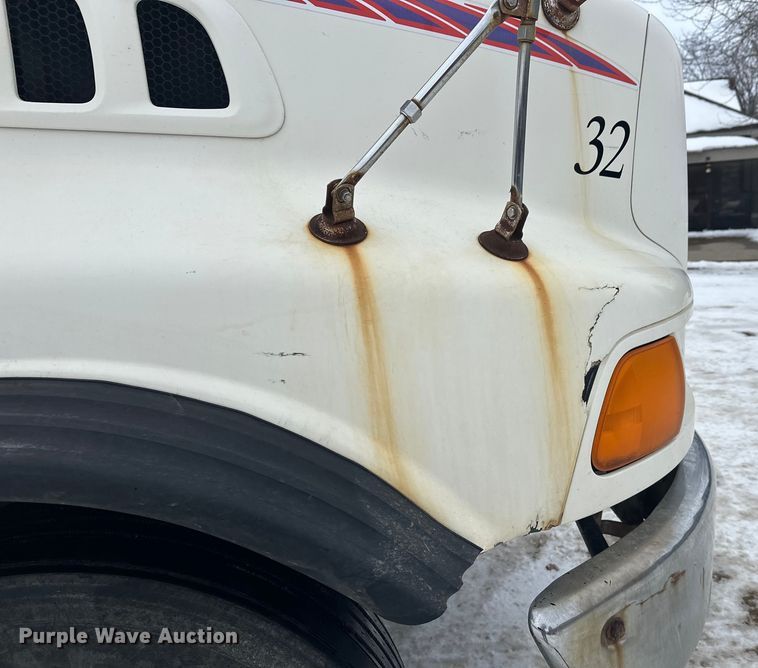 image for item DT6494 1999 Sterling L9513 roll-off container truck