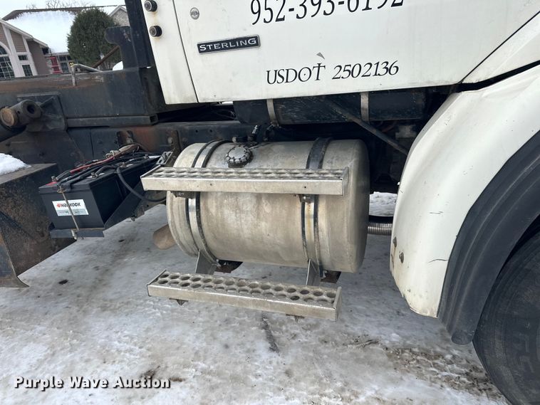 image for item DT6494 1999 Sterling L9513 roll-off container truck