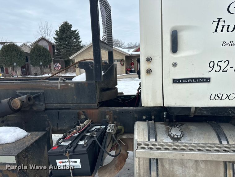image for item DT6494 1999 Sterling L9513 roll-off container truck