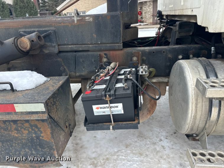 image for item DT6494 1999 Sterling L9513 roll-off container truck