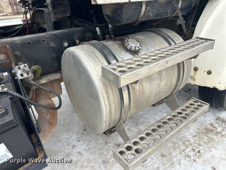 image for item DT6494 1999 Sterling L9513 roll-off container truck