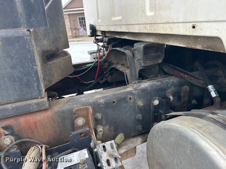 image for item DT6494 1999 Sterling L9513 roll-off container truck