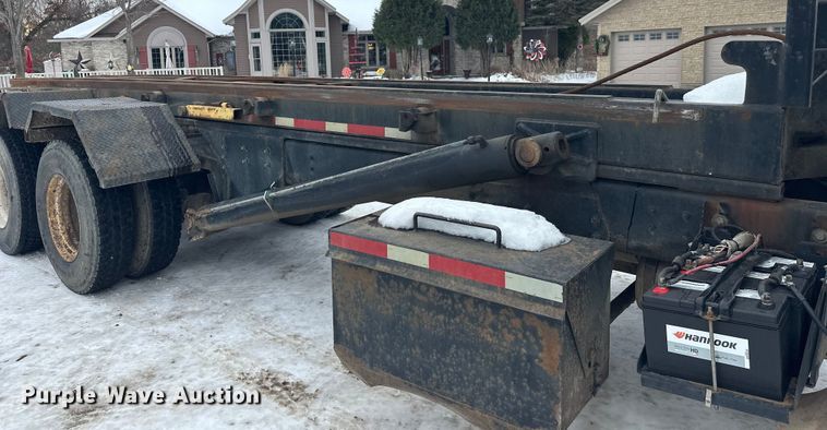 image for item DT6494 1999 Sterling L9513 roll-off container truck