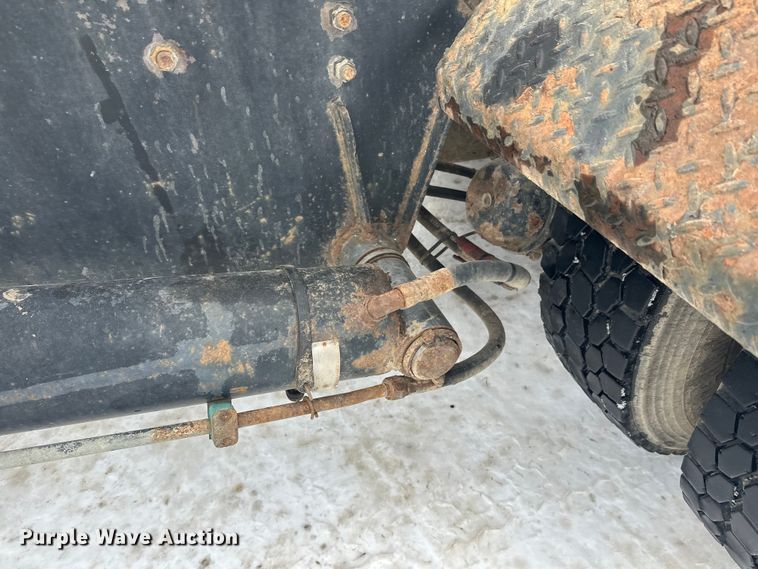 image for item DT6494 1999 Sterling L9513 roll-off container truck