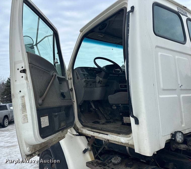 image for item DT6494 1999 Sterling L9513 roll-off container truck