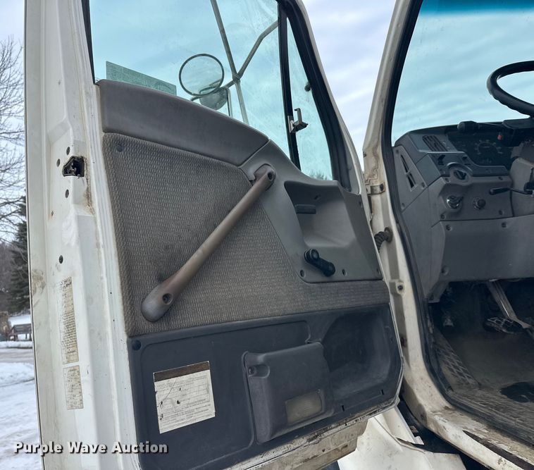 image for item DT6494 1999 Sterling L9513 roll-off container truck