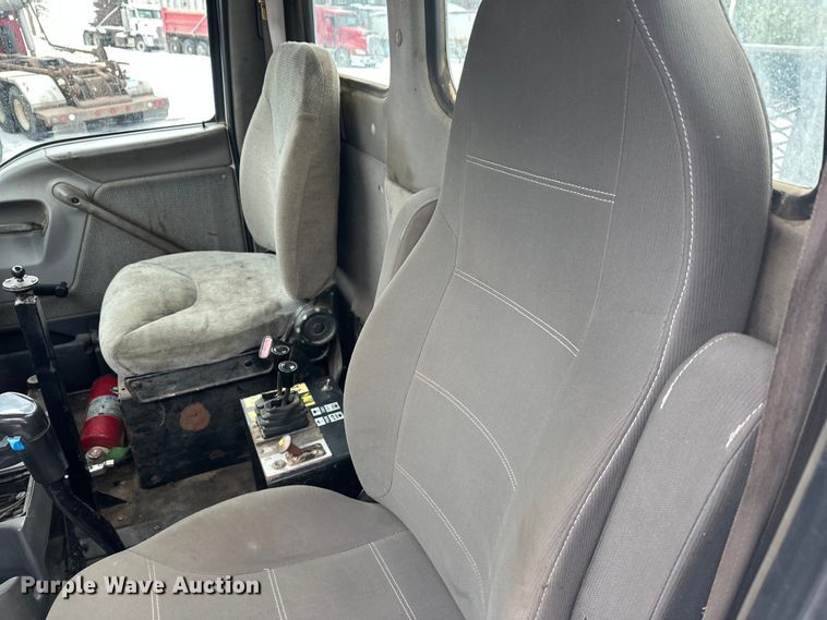 image for item DT6494 1999 Sterling L9513 roll-off container truck