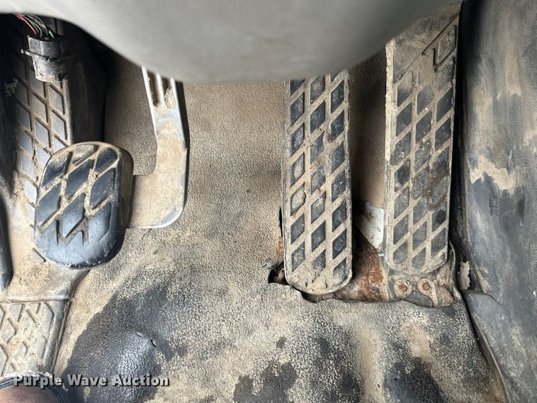 image for item DT6494 1999 Sterling L9513 roll-off container truck