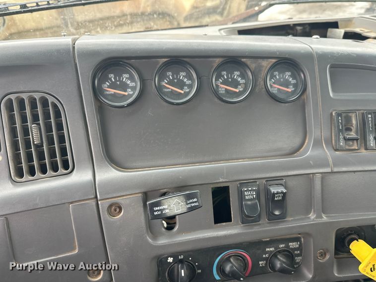 image for item DT6494 1999 Sterling L9513 roll-off container truck