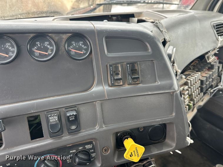 image for item DT6494 1999 Sterling L9513 roll-off container truck